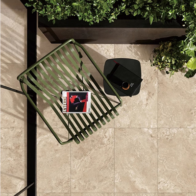Moderno estilo de porcelana de la piscina de bordes de azulejos con travertino aspecto y 60x60 azulejos de suelo