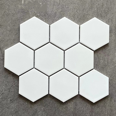Estilo de diseño moderno Cerámica de suelo hexagonal de color blanco puro con mosaico de vidrio de panal de miel