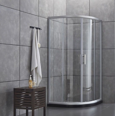 Recinto de ducha corredera con acabado cepillado Adición moderna al baño