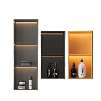 Nicho de ducha de baño de diseño moderno con acabado de superficie cepillada y luz LED