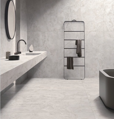 Moderno estilo azulejos de porcelana gris claro y travertino blanco aspecto azulejo de pared exterior