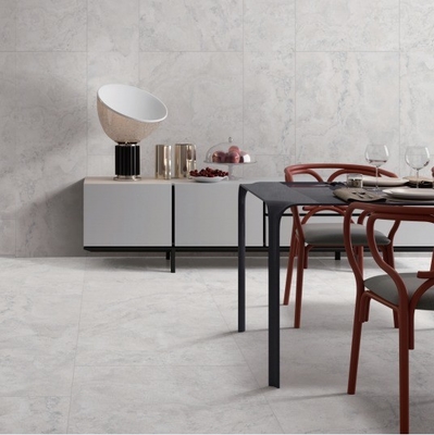 Moderno estilo azulejos de porcelana gris claro y travertino blanco aspecto azulejo de pared exterior